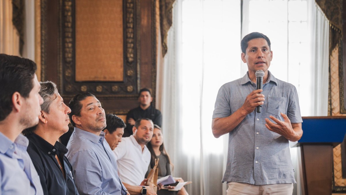 El campeón mundial participó del Concejo Municipal