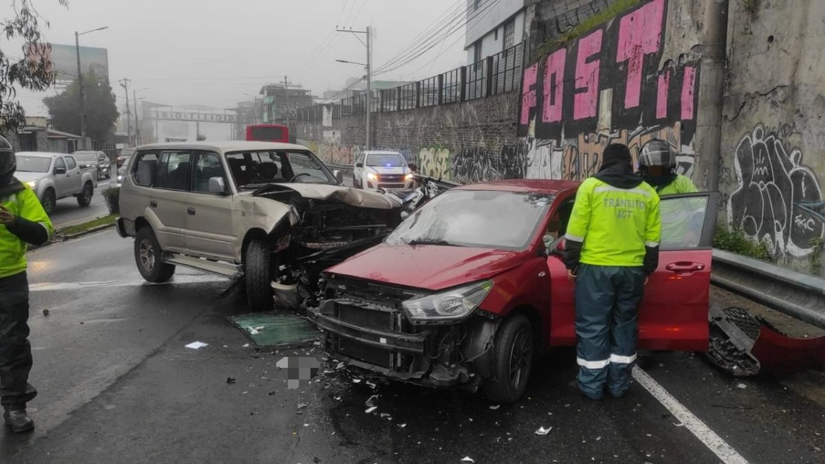 Dos personas resultaron heridas por los choques en la avenida Velasco Ibarra, en el sector de La Tola, centro de Quito.