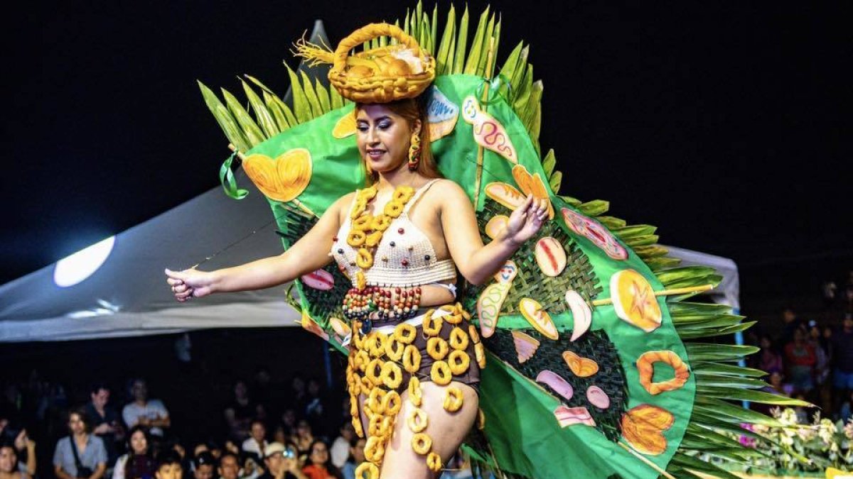 Las chicas se lucen en las pasarelas con hermosos trajes típicos que representan a sus comunidades.