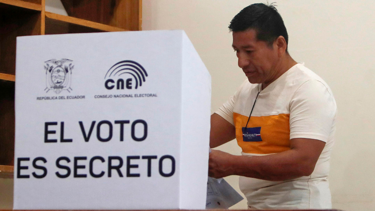Fotografía de archivo que muestra una persona votando en un puesto de votación en Olón (Ecuador).