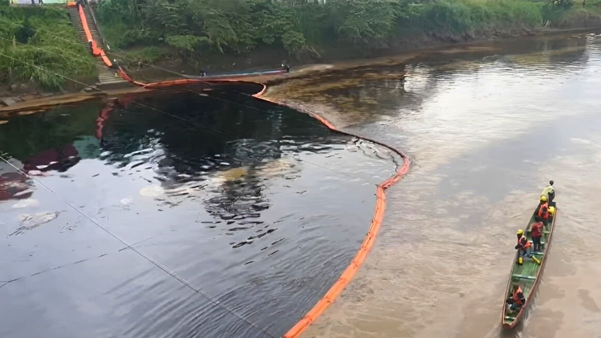 Derrame de petróleo en Esmeraldas afecta a miles de familias en Viche.