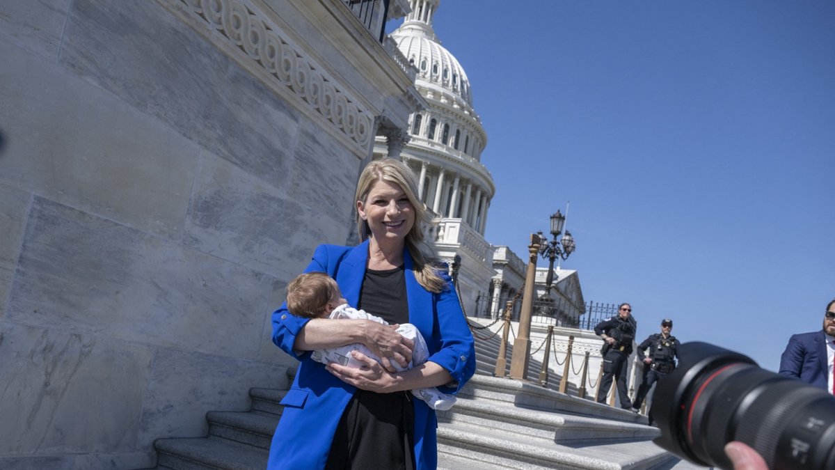 Brittany Peterson, miembro de la Cámara de Representantes, sonríe mientras sostiene a su hijo recién nacido, Sam, al salir del Capitolio de Estados Unidos en Washington, DC, el 11 de marzo de 2025.