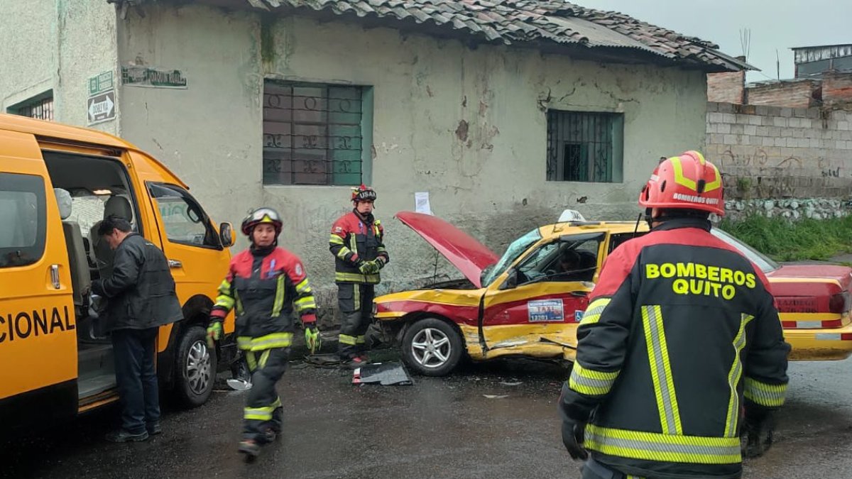 Una furgoneta escolar y un taxi se impactaron en un accidente de tránsito en el sector de Chillogallo, sur de Quito.