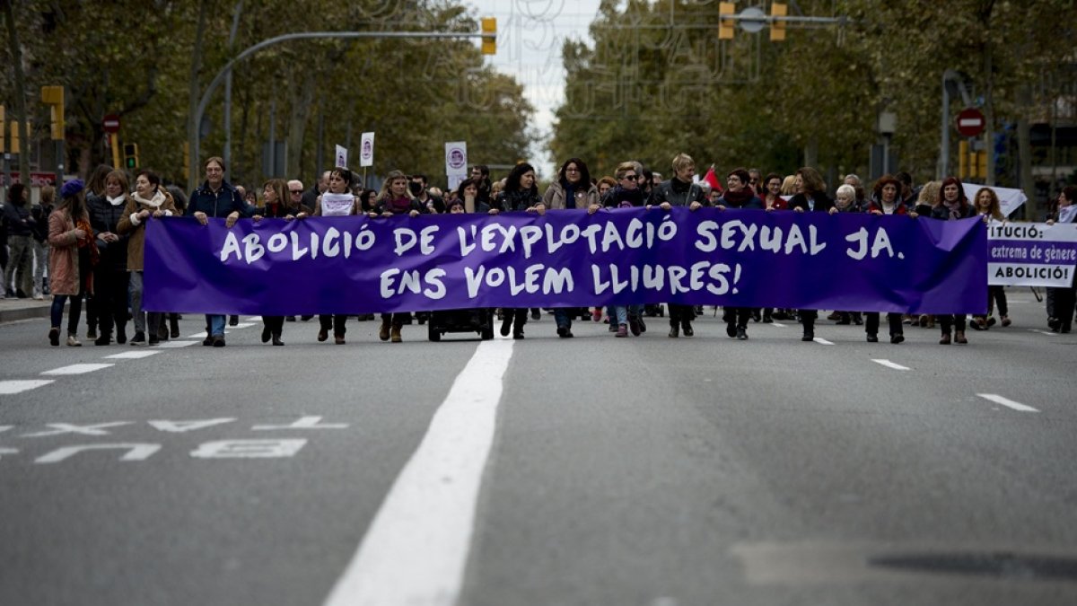 Varias personas sostienen una pancarta con para conmemorar el Día Internacional de la Eliminación de la Violencia contra la Mujer en Barcelona.