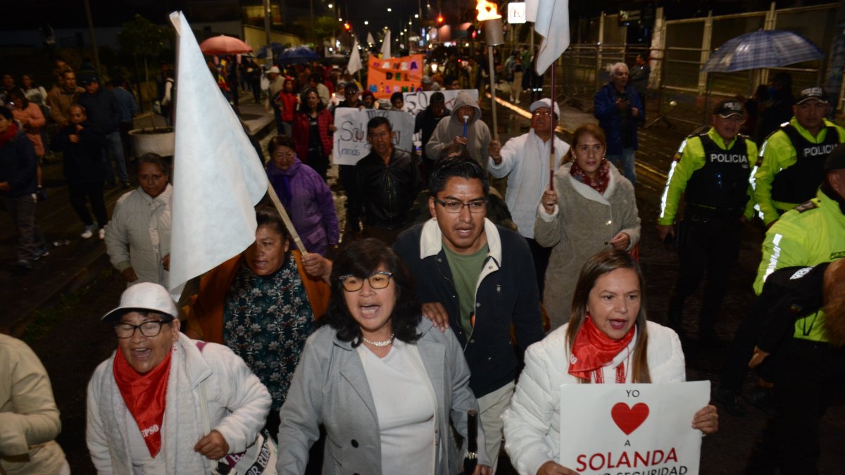 Decenas de moradores de Solanda salieron a la calle la Jota para exigir más seguridad.