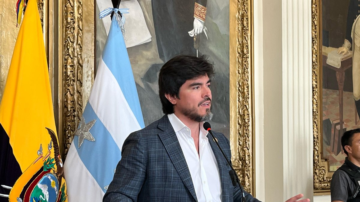 Ministro José de la Gasca brindó una rueda de prensa.