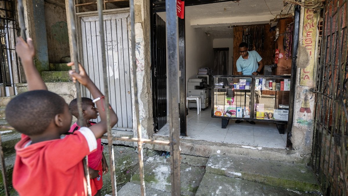 Franklin Mina trabaja en su papelería en Buenaventura, uno de los puertos más grandes del país, es escenario de una feroz batalla entre dos bandas.