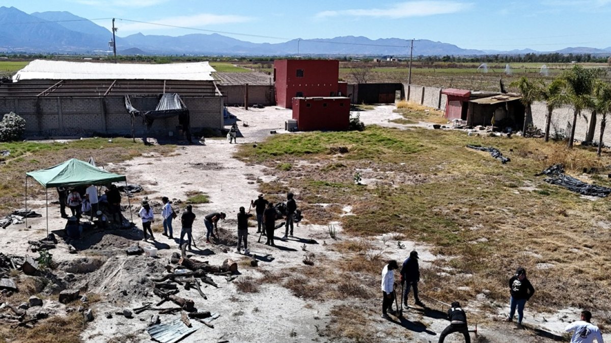 Esta vista aérea muestra a miembros del colectivo 'Guerreros Buscadores' trabajando en el Rancho Izaguirre, donde localizaron tres crematorios humanos.