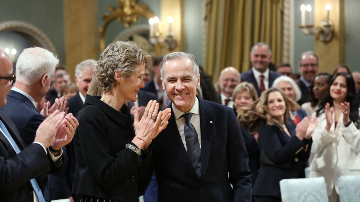 El Primer Ministro designado de Canadá, Mark Carney (C), y su esposa Diana Fox Carney (C I) llegan para su ceremonia de juramentación en Rideau Hall el 14 de marzo de 2025, en Otawa.