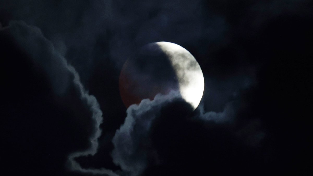 Luna vista durante un momento del eclipse lunar esta madrugada visto desde la playa de Doniños de Ferrol.
