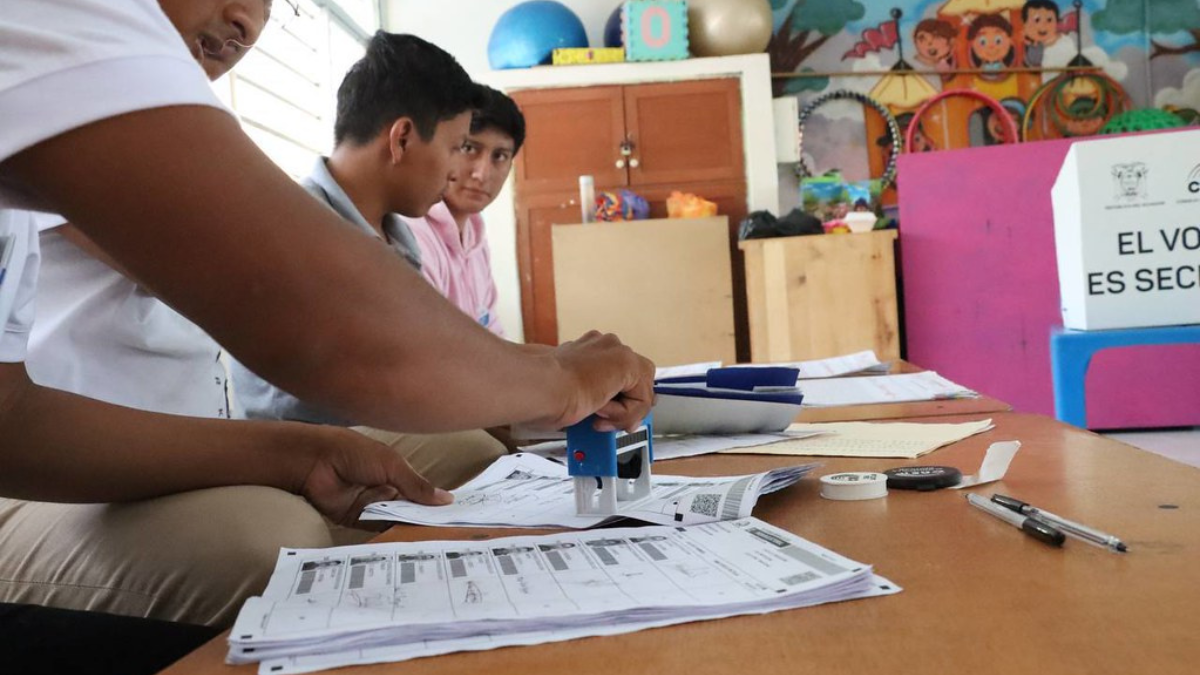 Sobre la mesa de la junta receptora del voto habrá que dejar el celular, para no cometer una infracción, el 13 de abril del 2025.