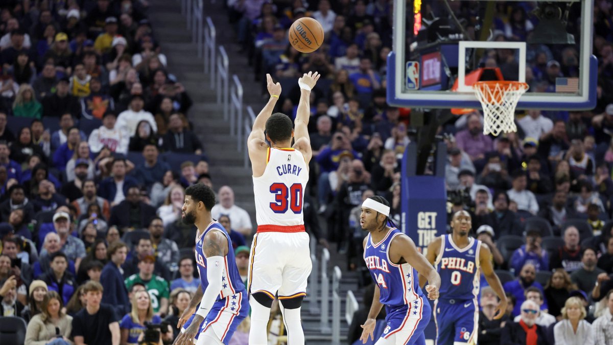 A sus 37 años, Curry luce cuatro anillos NBA, el último conquistado en 2022 en unas memorables Finales contra los Boston Celtics.