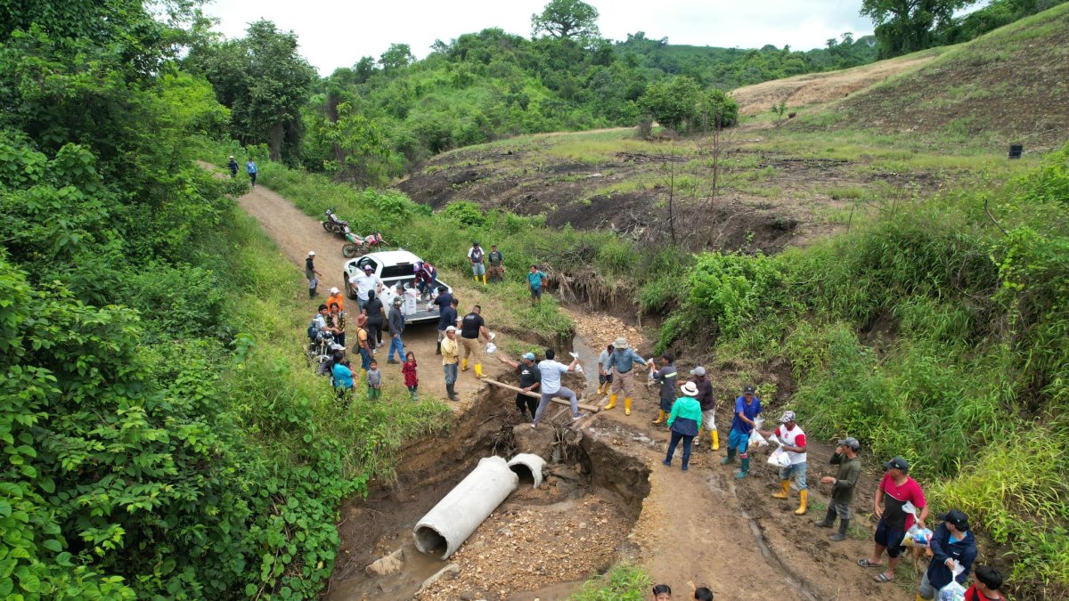 Daños. Se utilizaron cañas para poder transitar la vía afectada.