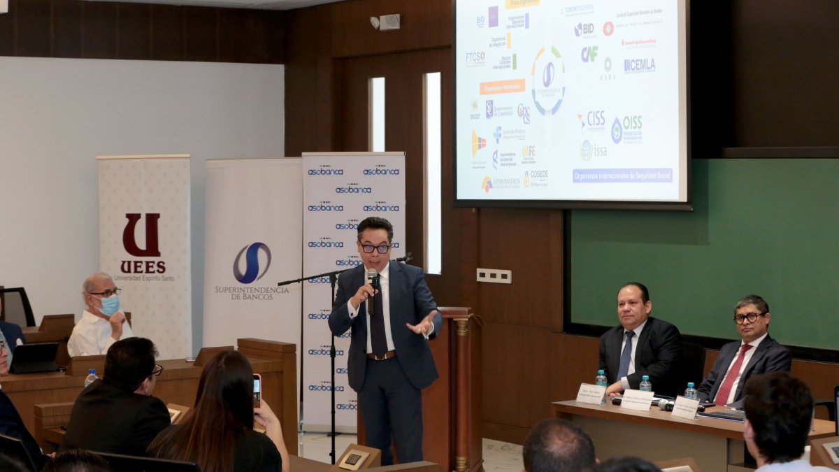 Autoridad: El Superintendente de Bancos, Roberto Romero Von Buchwald.