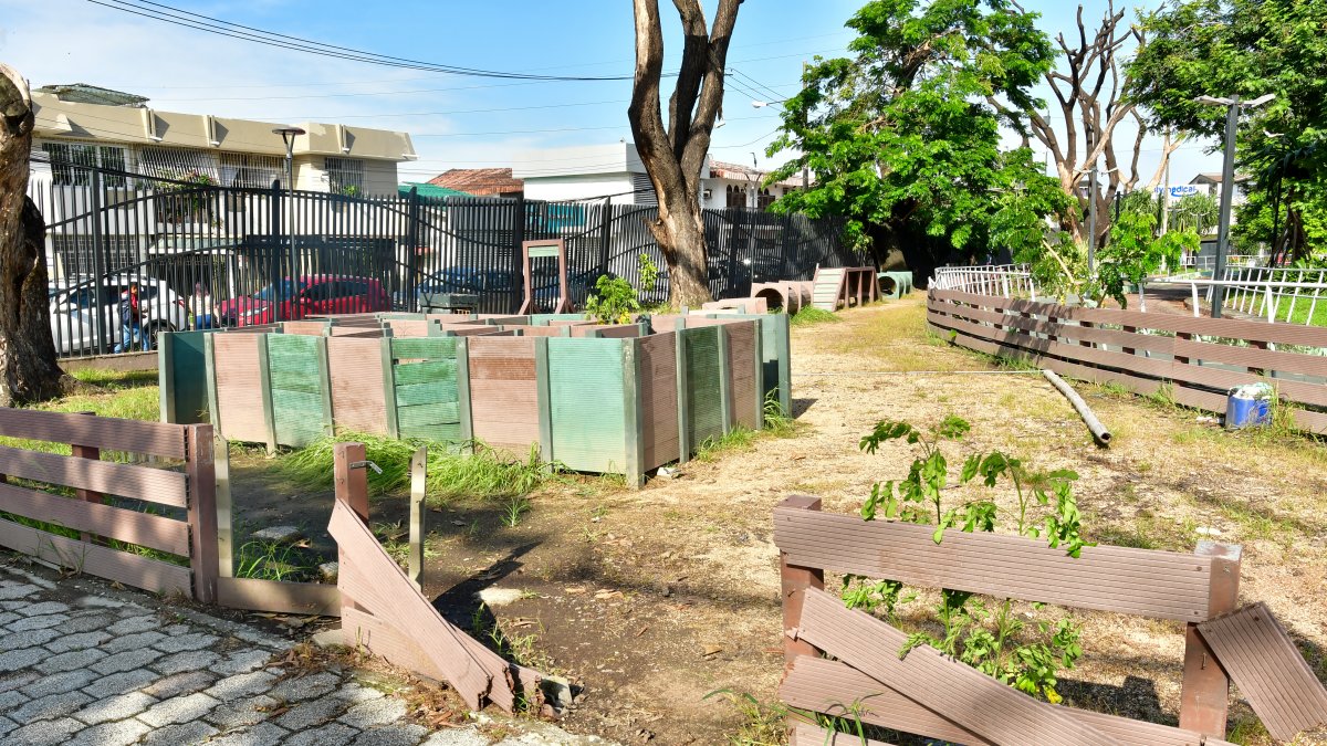 La zona para perros no está apta para su uso, por lo que los animalistas reclaman.