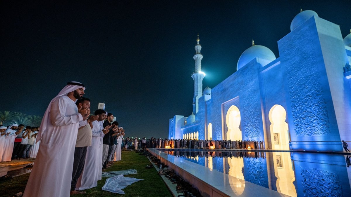 Los hombres rezan en la Gran Mezquita Sheikh Zayed en Abu Dhabi en las primeras horas del 6 de abril de 2024, en Laylat al-Qadr (Noche del Destino).