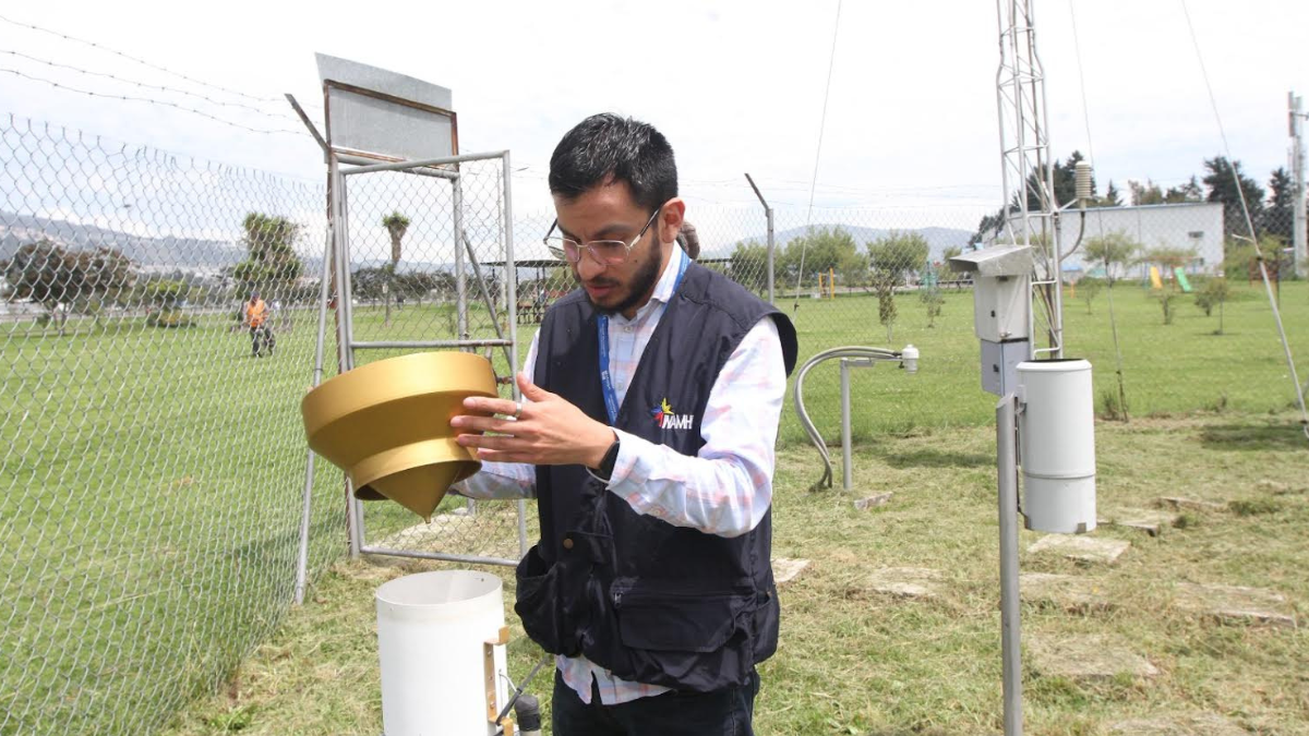 Carlos Caicedo muestra uno de los pluviómetros del Inamhi, ubicado en el Parque Bicentenario, en Quito.