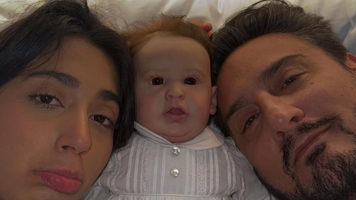 Alejandra y Jaime cuidando a Batmancito, su bebé creado con inteligencia artificial.