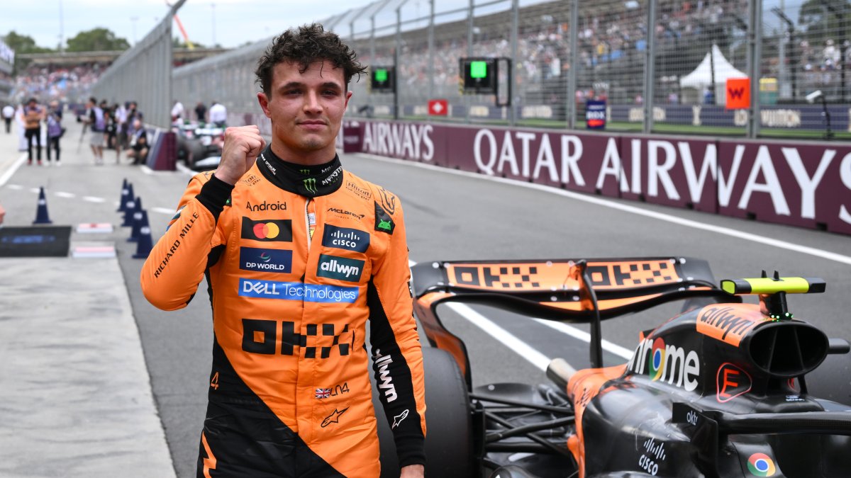 Lando Norris de McLaren celebra en la meta tras conseguir la pole position