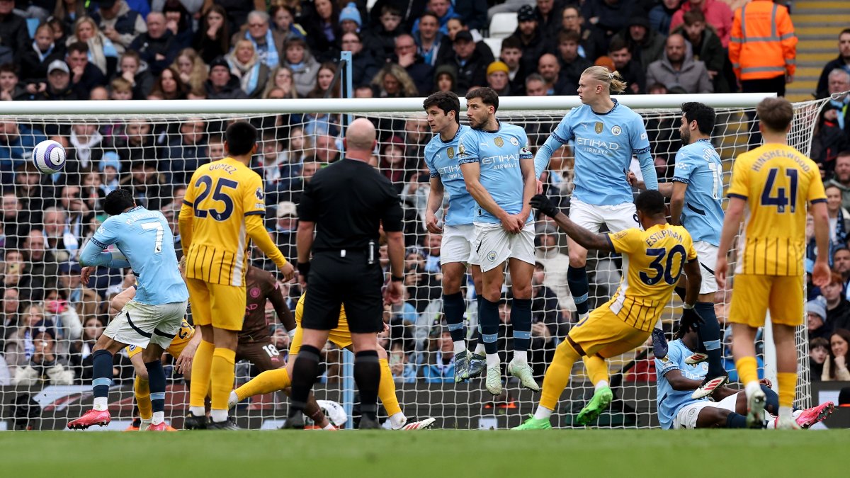 Pervis Estuíñán (c) remató con la izquierda y metió un golazo en el partido entre Manchester City y Brighton