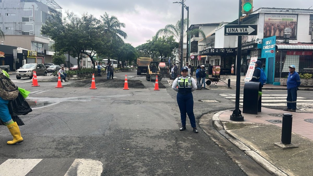 Cierre en avenida Víctor Emilio Estrada y Laureles.
