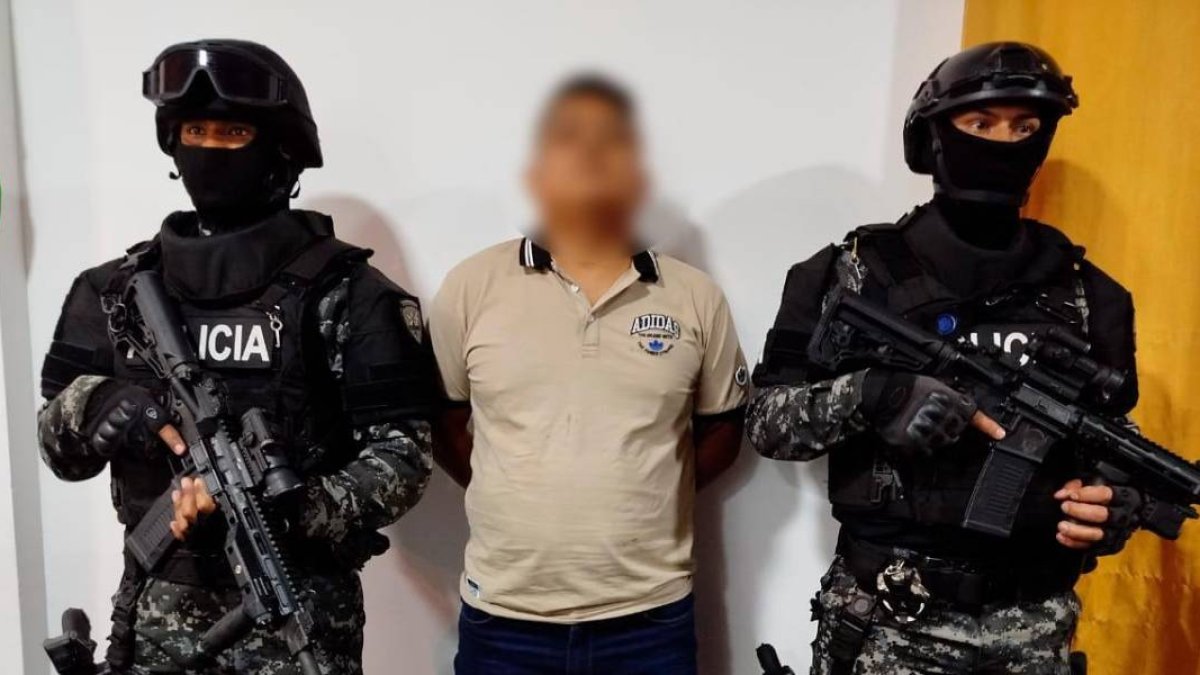 Detienen a hombre presuntamente vinculado a líder prófugo de una banda criminal en Ecuador.
