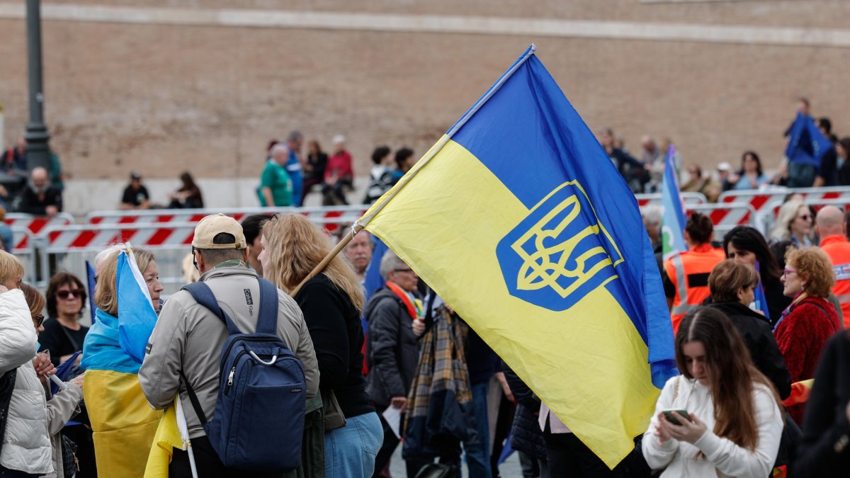 Manifestantes asisten a la marcha proeuropea 'Una plaza para Europa' en la Piazza del Popolo, Roma.