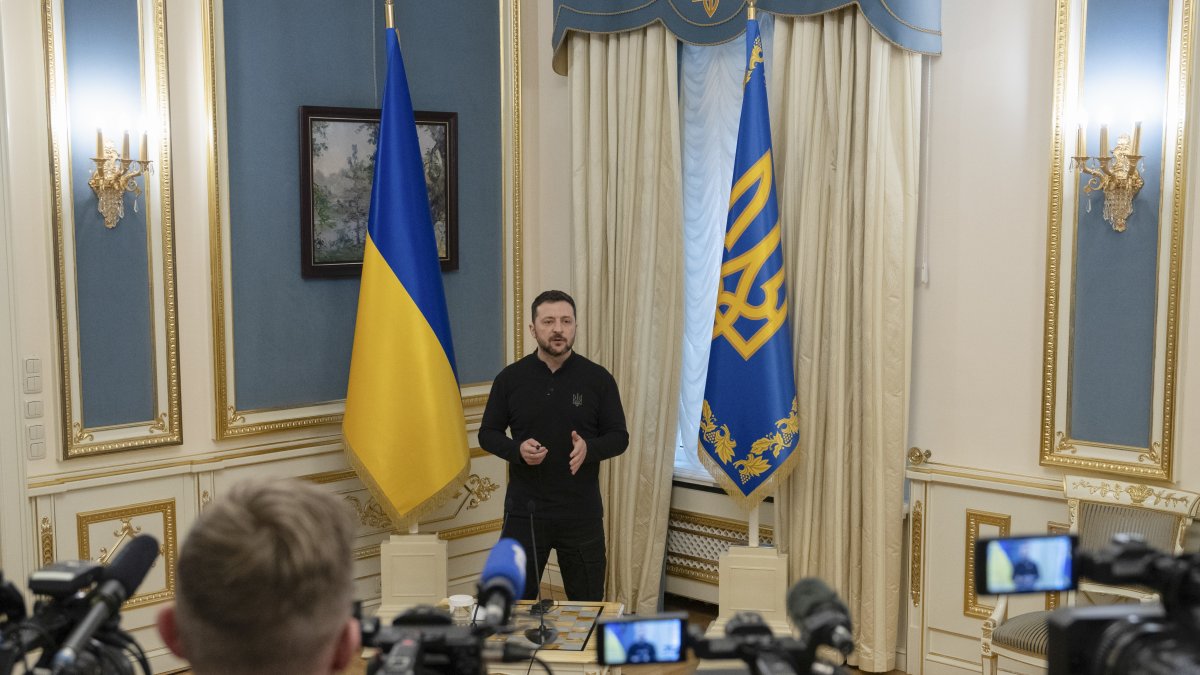 El presidente Volodymyr Zelensky habla en una conferencia de prensa en Kiev.
