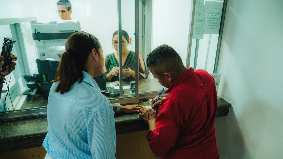 Un agricultor cobra el Bono Agrícola en una ventanilla de BanEcuador de Daule.