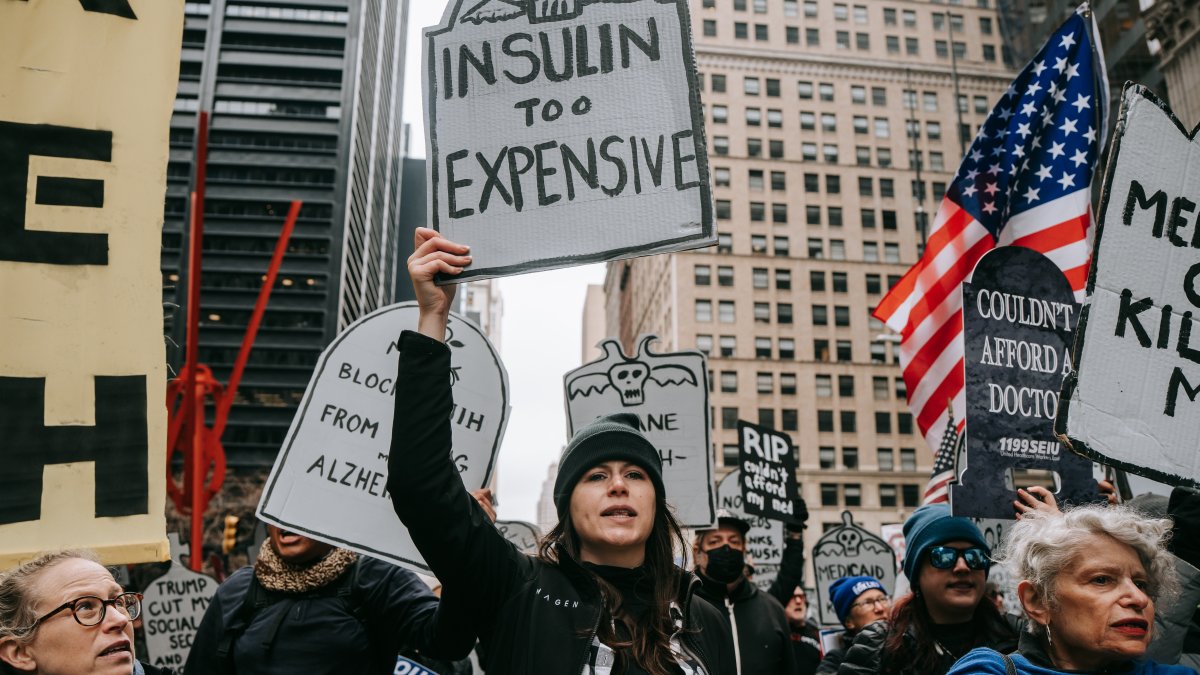 Miles de manifestantes inundaron las calles de la ciudad de Nueva York el 15 de marzo de 2025 para oponerse a los recortes presupuestarios propuestos.