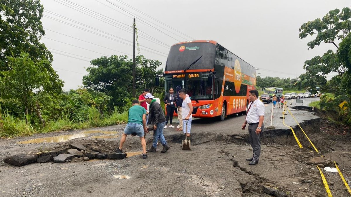 Vías. En la vía E20 hay un gran socavón que dificulta el tránsito.