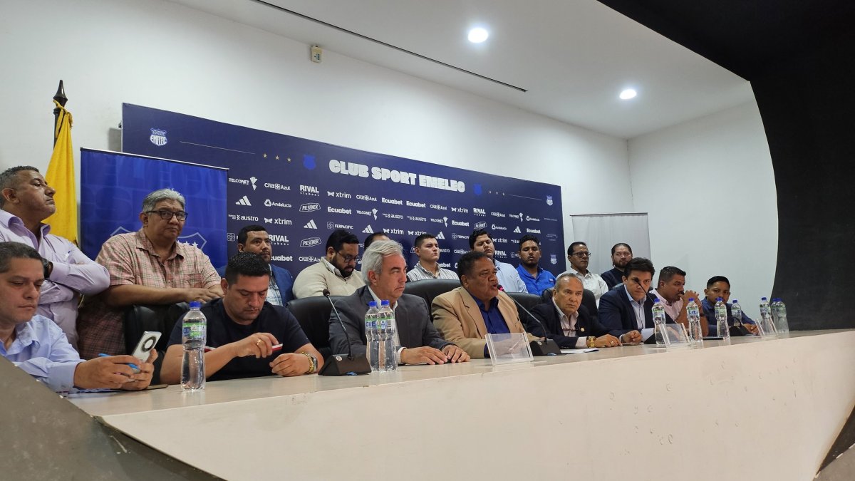El ingeniero Jorge Guzmán (c) convocó a una rueda de prensa para hablar de los problemas de Emelec