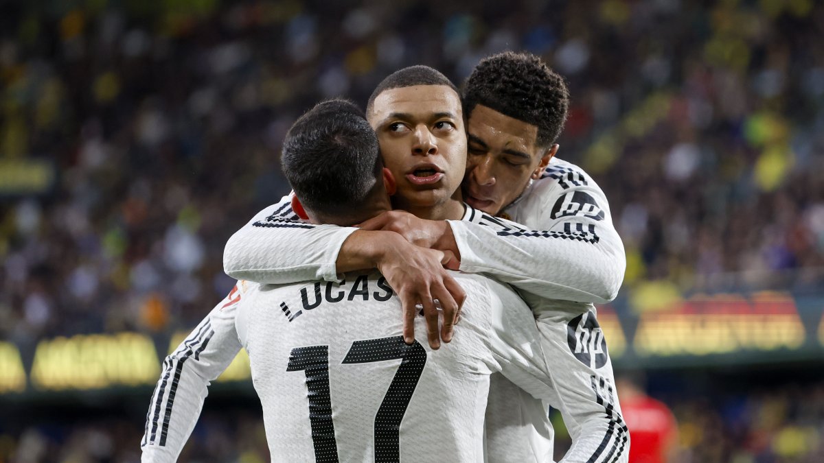 El delantero francés del Real Madrid Kylian Mbappé celebra con sus compañeros uno de sus goles ante el Villarreal durante el partido de Liga.