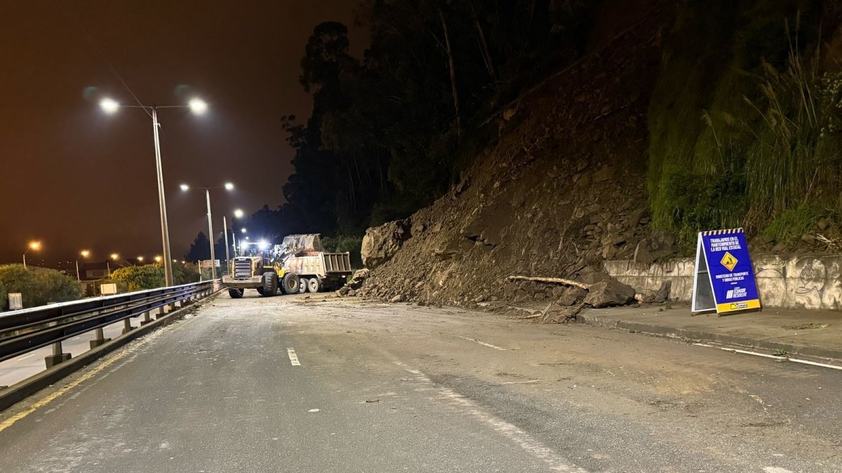 Imagen referencial de un derrume en una de las vías de Azuay.