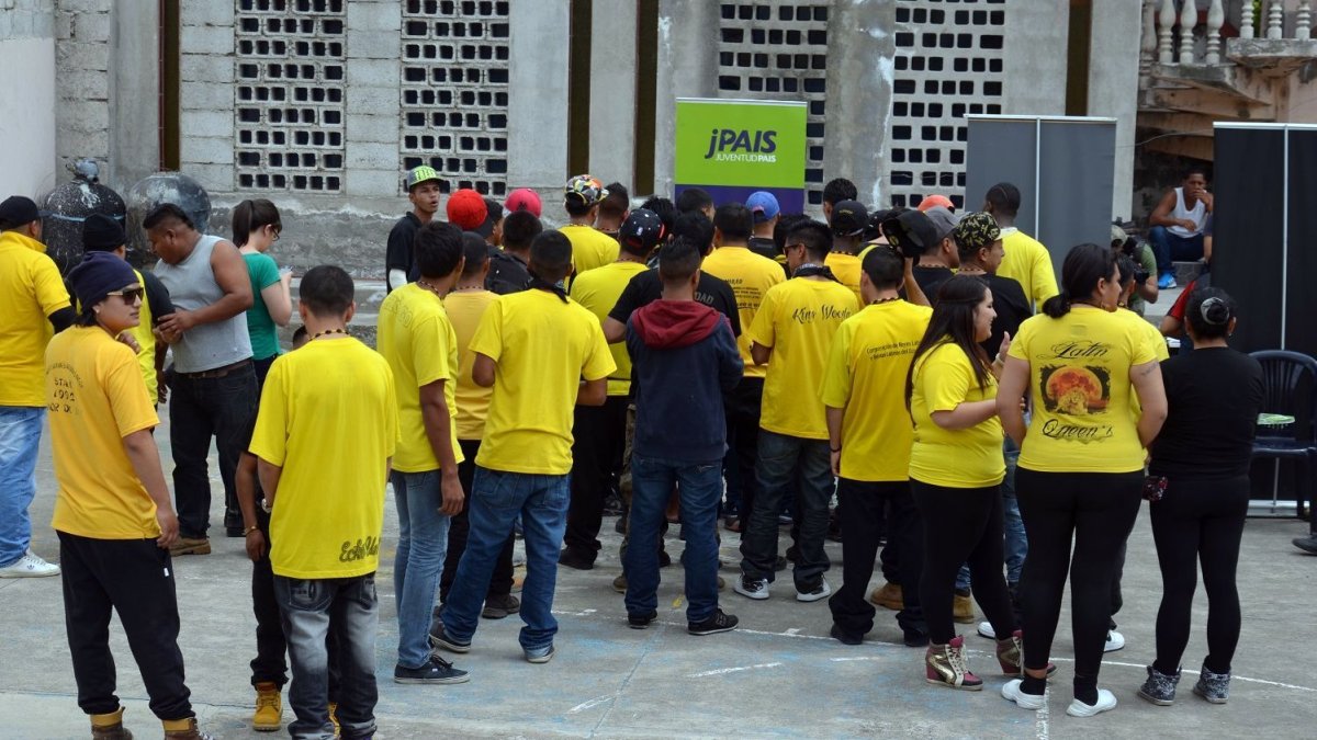 Miembros de los Latin Kings se adhieren al movimiento Alianza País.