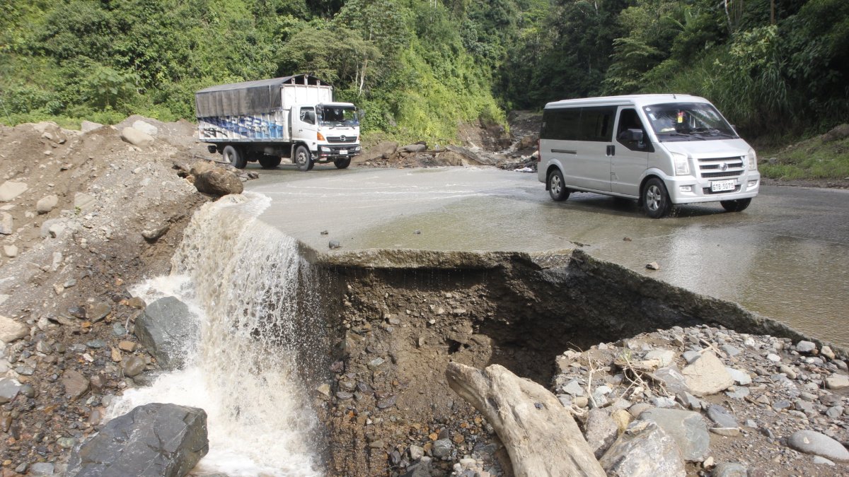Socavón.  La vía Balnanera-Pallatanga-Cumandá tiene grandes daños en la calzada; sin embargo, no hay señalización del peligro.