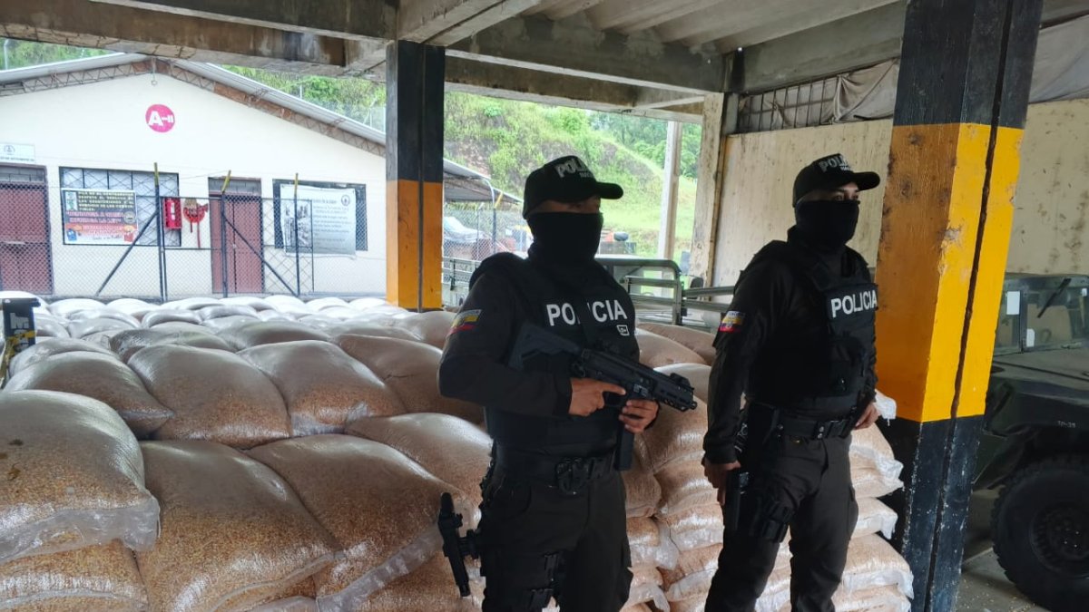 La Policía de Ecuador incauta sacos de maíz en Macará.