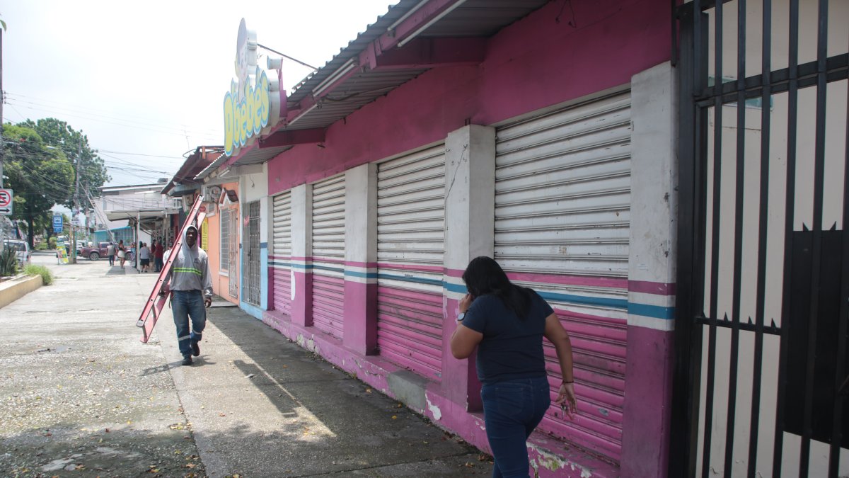 Situación. En la calle Ernesto Albán, desde la 25 de Julio hasta la Tulcán hay unos 20 locales cerrados.