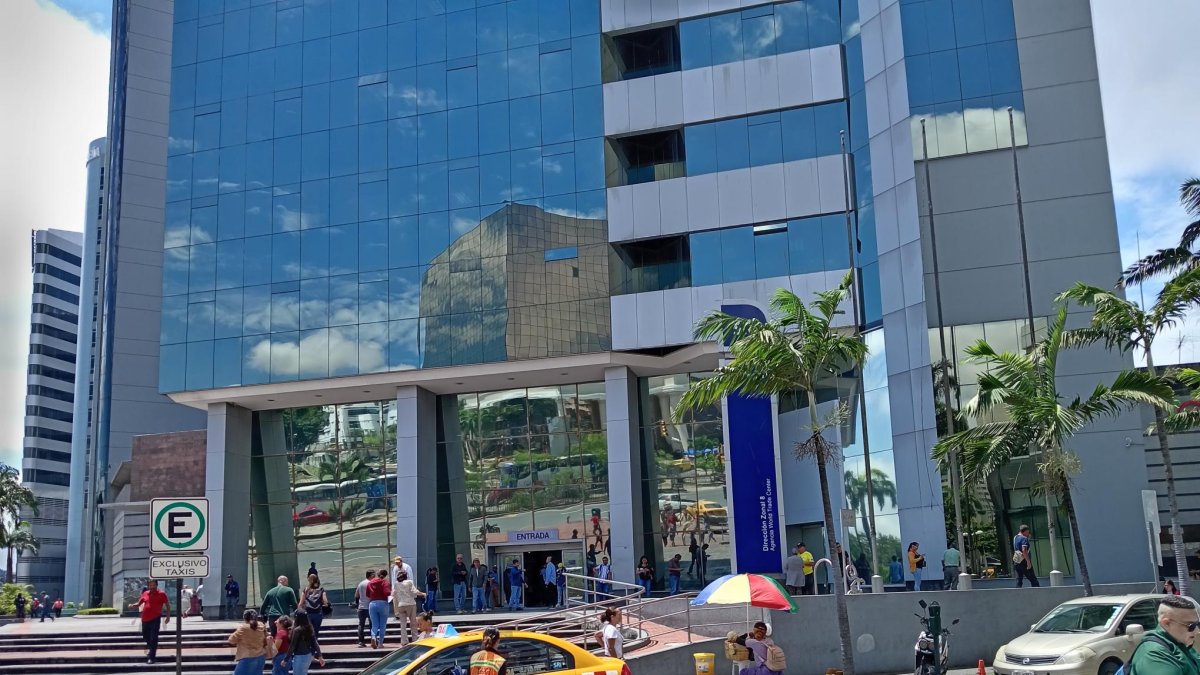 Guayaquil. Personas llegando al edificio del SRI para realizar trámites.