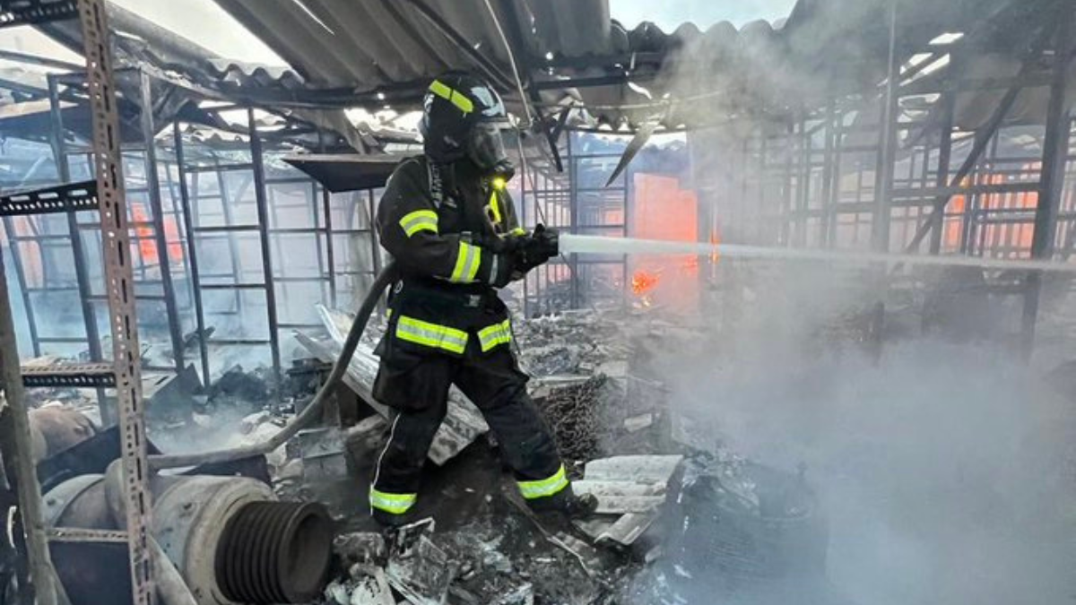 El Cuerpo de Bomberos de Quito controló un incendio en una fábrica en El Condado.