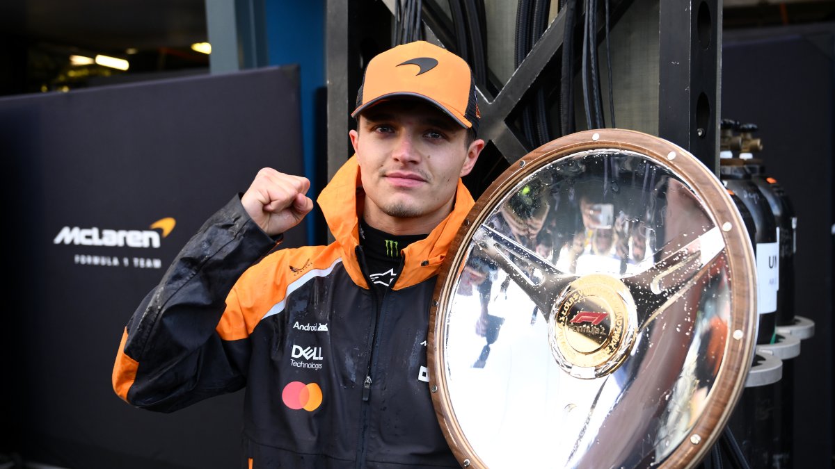 Lando Norris de McLaren con el título del primer Gran Premio del Mundial de Fórmula 1: Australia.