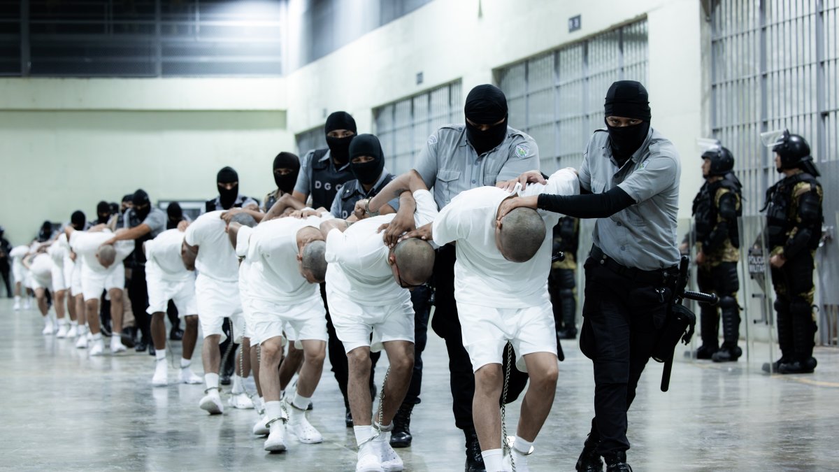 Deportados llegan al Centro de Confinamiento del Terrorismo.