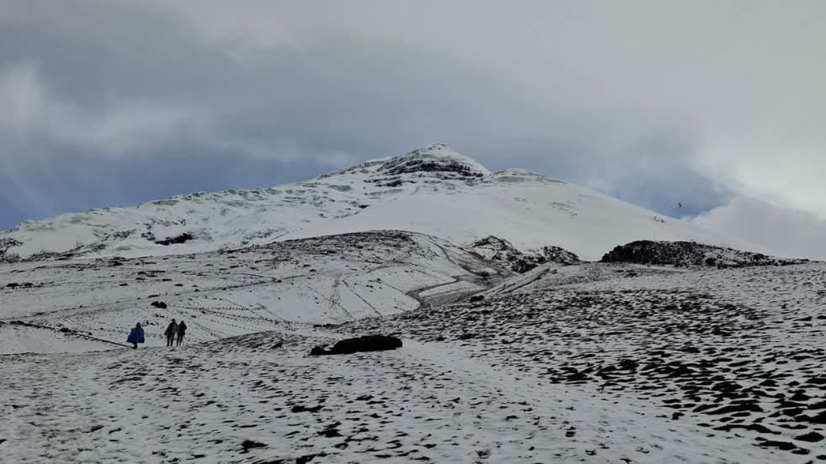 Ocho personas quedaron atrapadas en una avalancha registrada en el volcán Cotopaxi.