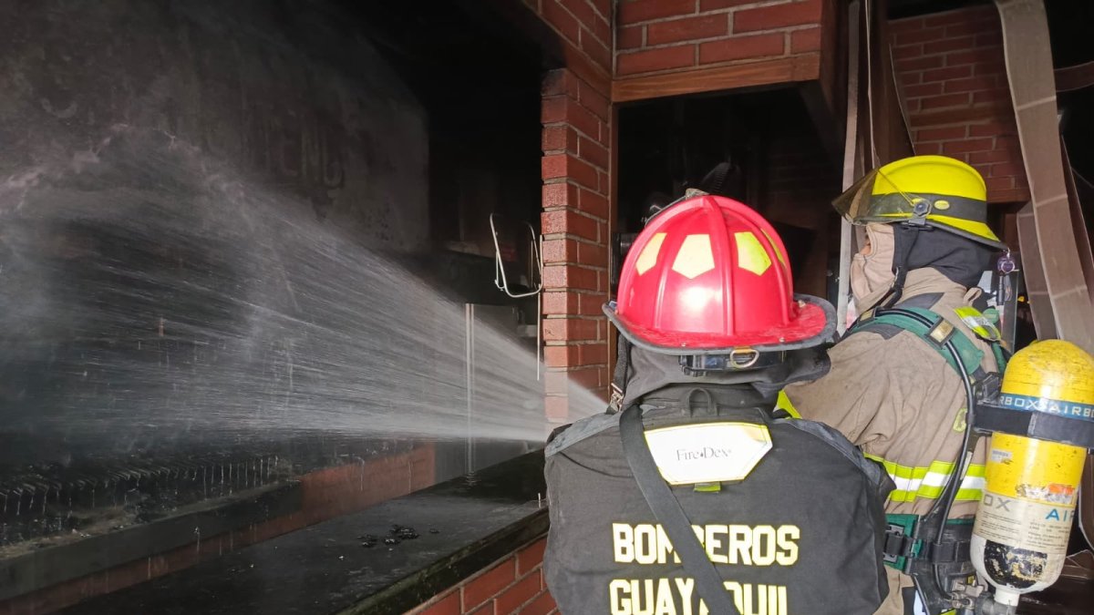 Bomberos llegaron a atender la emergencia.