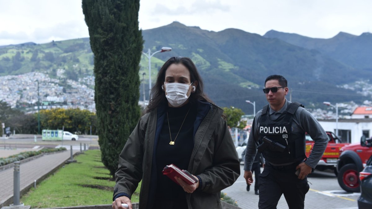 La ministra Inés Manzano estuvo dirigiendo el COE Nacional este 16 de marzo.