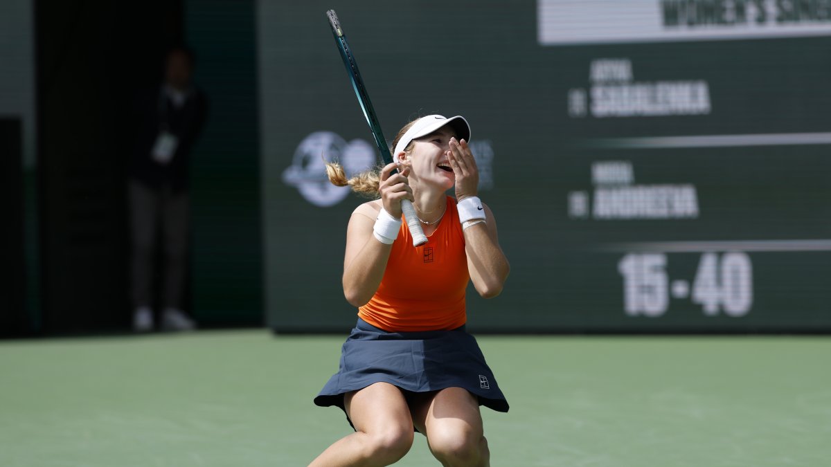 Mirra Andreeva celebra tras vencer a Aryna Sabalenka en la final de damas de Indian Wells.