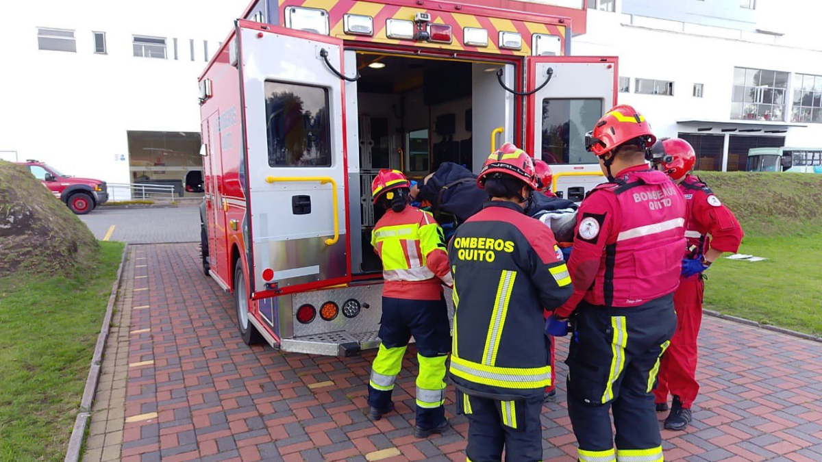 El helicóptero de Bomberos Quito llega con un montañista rescatado, en el Cotopaxi, al ECU-911, en Quito.