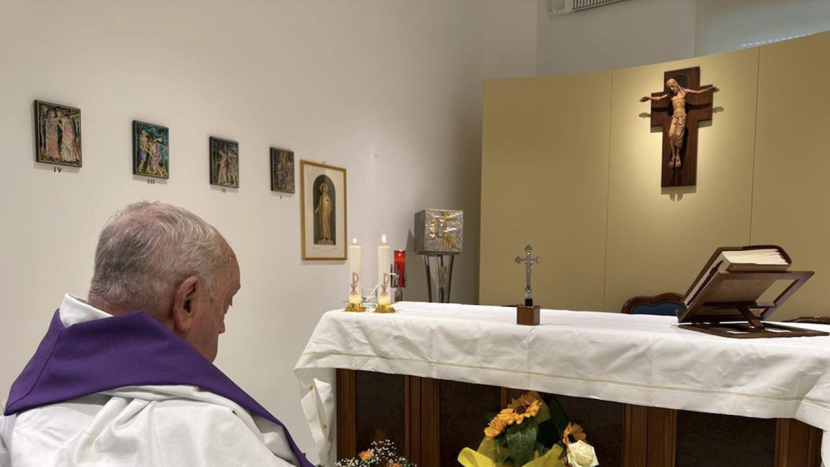 El Vaticano difundió este domingo 16 de marzo la primera foto del papa desde su hospitalización el pasado 14 de febrero, en la que se le ve, de lado.