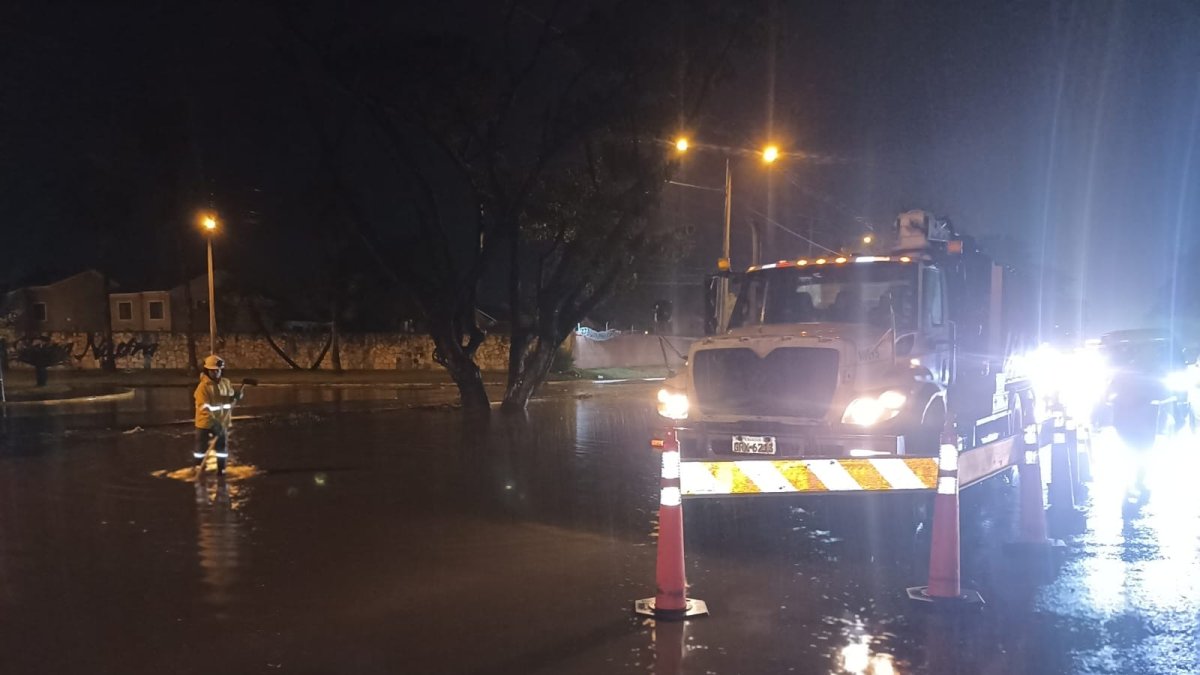 Interagua retira el agua acumulada.