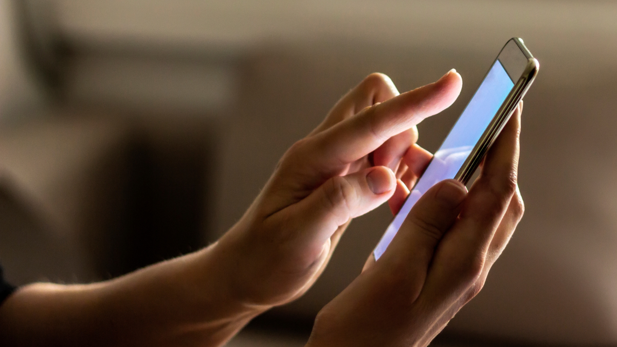 Referencial. Prohibición del uso del celular en el centro de votación.